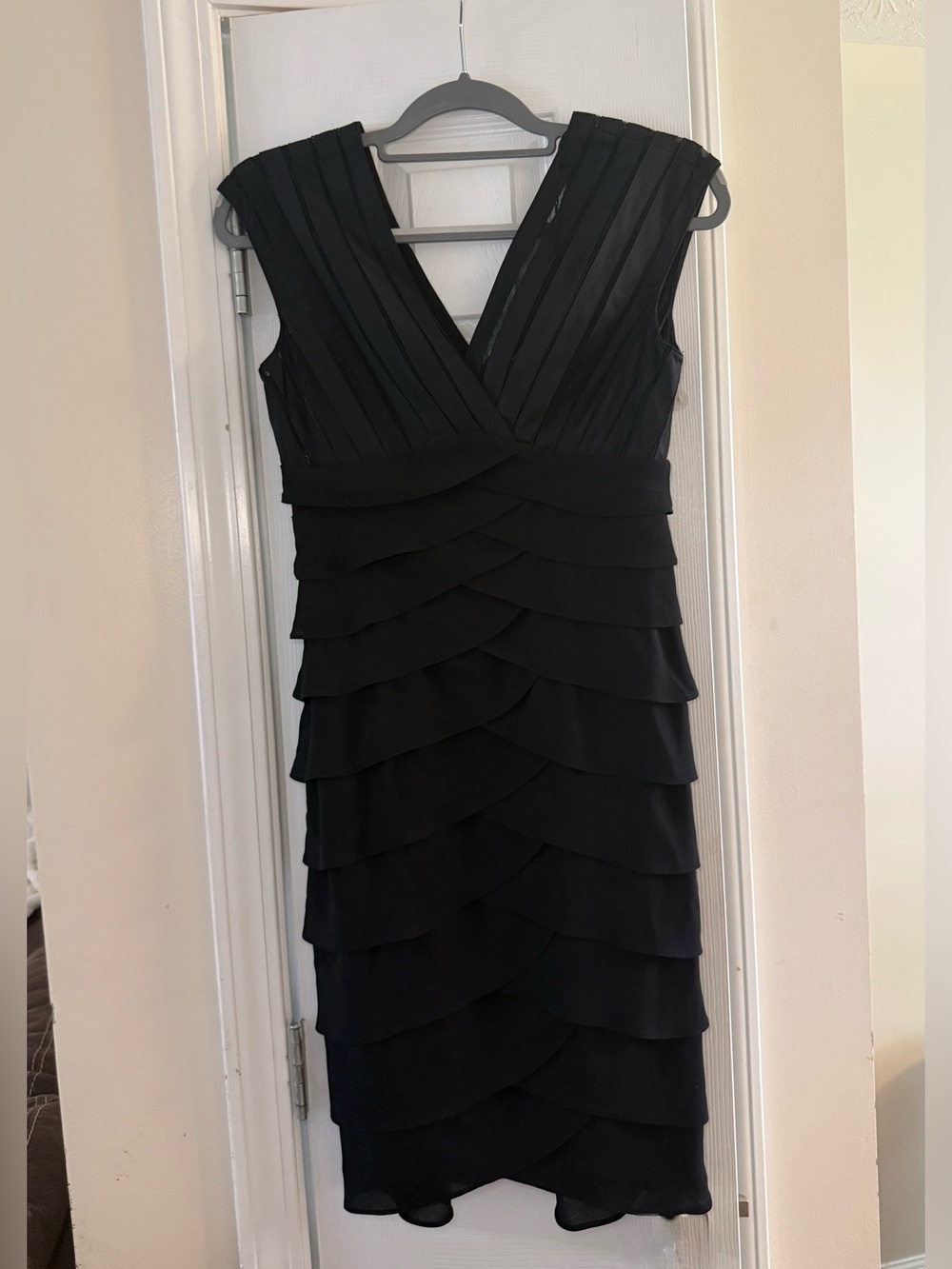 Adrianna Papell Black Tiered Chiffon Cocktail Dress Size 4 V-Neck